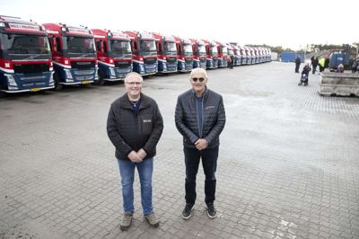 Tom Christensen og Niels J. Philisen foran den imponerende flåde af lastbiler til entreprenørkørsel. Foto: Tom Laursen