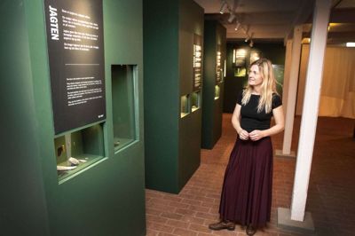 De flotte montrer er fremstillet af Mandagsklubben, der er en flok pensionerede håndværkere, der arbejder frivilligt for Klosterlund Museum. På hver montre er der en kort og letforståelig tekst på både dansk og engelsk. Her beundrer museumsinspektør Julie Lolk den ny udstilling, der vil indgå som en permanent del af Klosterlund Museum. Foto: Tom Laursen