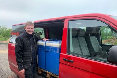 Simon Nørgaard afleverede pallen med frosne pølser på Flyvestation Karup. Få timer senere landede maden i Mali. Foto: Privatfoto