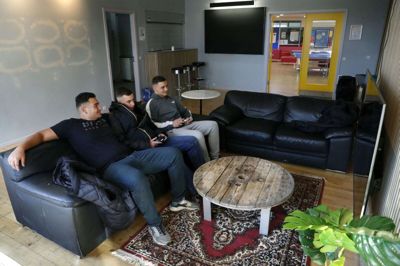 Mikail Polat (t.v.), Abu Jahfar og Lukas Jørgensen er alle fra Ikast og flittige brugere af den lokale ungdomsskole. De er blandt den gruppe på 10 unge, der valgte at bruge deres efterårsferie på at en tiltrængt renovering af klublokalet. Foto: Flemming Hansen