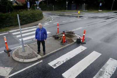 Anders Sandbjerg Larsens søn Klaus var ved at trække over fodgængerfeltet her, da en bil »klippede« ham ned for fire år siden. Efterfølgende er helleanlægget flere gange blevet torpederet - senest for et par uger siden, og derfor er det lige nu ved at blive genopbygget endnu en gang. Foto: Henrik Ole Jensen