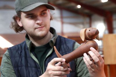 25-årige Benjamin Jensen fra Engesvang med den originale Kay Boyesen-hund, som for 10 år siden blev begyndelsen på den unge iværksætters vej fra passion til genbrugsvirksomhed i Ikast. Foto: Tom Laursen