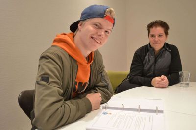 Simon Nygaard Rasmussen har været glad for sine 24 møder med en frivillig mentor hos Talentspejderne. Hans mor Malene Leik Rasmussen er også begejstret for, hvad det har gjort for sønnen. Foto: Laila Kempel