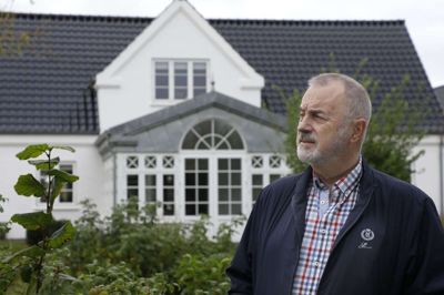 Johnny Rune på det landsted ved Stubkjær, som de seneste år har været hans private base. Om kort tid flytter fødselaren til en renoveret murermestervilla i midtbyen i Ikast - den by, hvor det hele begyndte for 70 år siden. Foto: Henrik Ole jensen