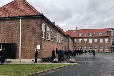 Køen snoede sig rundt i skolegården på tidligere Vestre Skole og gav på førstedagen, mandag, ventetid på op mod en time sidst på eftermiddagen. Foto: Jette Aaes