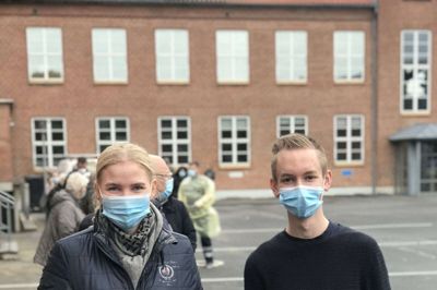 Bag mundbindene gemmer sig Amalia Svendsen, Ikast, og Morten Husted, Vildbjerg, der benyttede sig af denne uges tilbud om corona-test uden tidsbestilling i Ikast. Foto: Jette Aaes