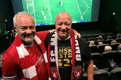 Michael Sørensen (t.v.) glædede sig over fællesskabet omkring fodboldkampen sammen med sin storebror, Steen Sørensen. Foto: Jette Aaes