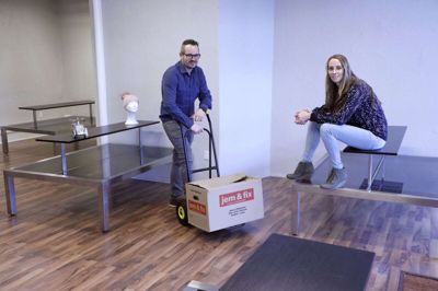 De første flyttekasser er allerede landet i pop up-butikken i Strøgcentret, men der er endnu flere på vej. Mandag 2. november åbner kæresteparret Tommy Jonassen og Iben Haupt en »filial« af deres livsstilsforretning i Strøgcentret. Foto: Henrik Ole Jensen