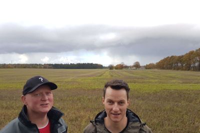 Brian Johannesen og Thomas Frandsen er blandt de naboer, der er kraftige modstandere af planerne om at opføre fire vindmøller på en mark nordvest for Gludsted. De mener blandt andet, at møllerne vil blive meget synlige fra det nærliggende Isenbjerg. Foto: Thomas Vang Nielsen