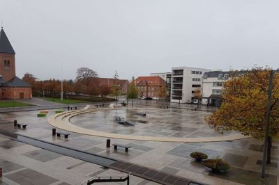 Torvet i Ikast virker langt fra indbydende. Der er taget mange initiativer til at skabe liv på den store plads mellem rådhus og kirke, og nu er det besluttet at prøve noget nyt. Foto: Thomas Vang Nielsen