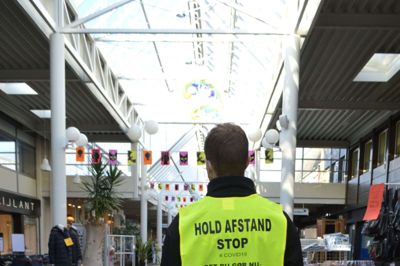 Med synlig gul vest er ingen i tvivl om, at der nu er kommet en opsynsmand/vagt i Strøgcentret. Foto: Laila Kempel