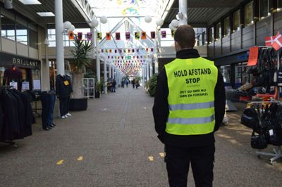 I begyndelsen af november indførte myndighederne skærpede corona-krav, som ramte Strøgcentret i Ikast på flere måder. Ud over at blive kategoriseret som en arkade med krav om at alle, der opholder sig i centret, skal bære mundbind, blev den overdækkede gågade også mødt med et krav om en opsynsmand/vagt, der skal sikre, at reglen om mundbind overholdes. I første omgang lagde Vores Ikast ud for vagtens løn og søgte herefter økonomisk hjælp fra Ikast-Brande Kommune. Ved mandagens byrådsmøde opstod der heftig debat om, hvor stor en andel af udgiften, kommunen skal betale. Foto: Laila Kempel