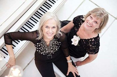 Sopran Birgit Lyngholm og piansten Ellen Tang har gået på gymnasium sammen i Ikast og har kendt hinanden siden de som 15-årige spillede klaver hos stadspianist Teddy Teirup. Foto: PR