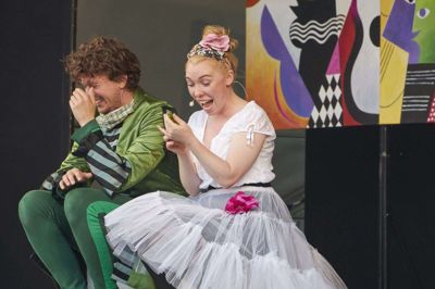 Jonathan Koppel og Sibylle Glosted som Teodor og Sophie i forestillingen Opera-karrusellen, der kommer til Bakkehuset i Ikast og Nørre Snede Skole. Foto: privatfoto