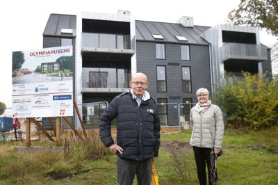 Efter 20 år er Hanne Wad trådt tilbage som formand for Ikast Andelsboligforening, og nyvalgt formand er Jan Fonnesbæk. Her ses de ved boligforeningens nyeste byggeri Olympiahusene i Ikast, som snart er klar til de første indflyttere. Foto: Tom Laursen