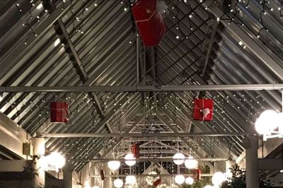 Mørket spreder sig med over glastaget i Strøgcentret i Ikast, men under taget spreder den lysende magi sig. Årets juleudsmykning er ved at være på plads. I år er der skruet ekstra op for årstidens mage. Frivillige har over de sidste paruger med ståltråd og kreativt nørkel-snilde lavet en række flotte julekugler under kyndig vejledning af Solveig fra Rex Blomster. Hun har efterfølgende monteret lyskæder på de over 40 kugler, der med andre frivlliges hjælp er blevet monteret under glastaget. Smukt, elegant og ja næsten magisk ser det. Og skaber den rette forventning til tiden, der venter lige om hjørnet. Foto: Vores Ikast