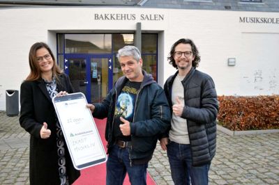 De glade modtagere af et hovedsponsorat på Julerock i Ikast, Torben Sørensen og Stephan Olesen (t.h.) fra bestyrelsen bag Ikast Musikliv, sammen med den glade giver, centerchef Ann Kongensgaard på vegne af Andelskassen i Ikast. Foto: Jette Aaes