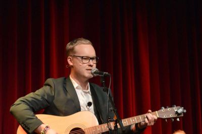 »Rockstjerne eller statsminister« hedder Simon Vanggaards bog, og fra scenen i Bakkehuset til talkshowet i forbindelse med udgivelsen gav den lokale politiker smagsprøver på sit musikalske talent. Foto: Jette Aaes