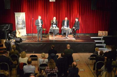 Fra scenen ping-pongede fra højre ordstyrer journalist Anne Krøjgaard, tidligere chefredaktør Steen Hebsgaard og tidligere avisindehaver Bo Jensen med forfatterdebutanten Simon Vanggaard. Foto: jette Aaes