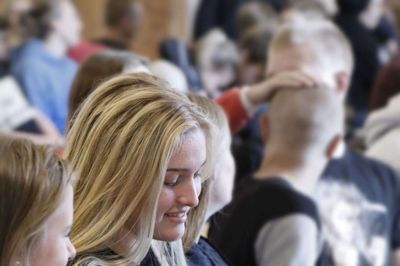 Flere elever på alle skoler, her fællessang på efterskolen i før-coronatid, og den nye idrætsfriskole Guldminen har givet øget aktiviteter og resultat på Idrætsfriskolerne Ikast, ISI. Foto: Henrik Ole Jensen