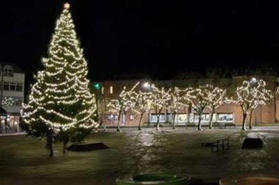 Juletræet og julelys i byen er tændt op til tilbudsdagene Black Days, hvor børnene kan få udleveret slikposer i byens butikker, som de gik glip af med den virtuelle juletræstænding. Foto: Privat