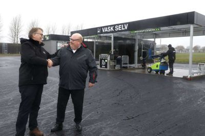 Snart kan man få fyldt tanken hos energiselskabet Oil! og vasket bilen hos Wash World. Virksomhederne bygger ofte side om side, som det også er tilfældet her ved hjørnet af Jyllandsgade og Europavej. Her ses Henrik Schøler, direktør hos Oil! (t.v.) og Peter Skjødt, salgschef hos Oil!. Foto: Henrik Ole Jensen