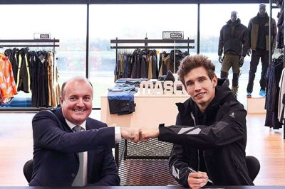 Administrerende direktør hos Mascot, Michael Grosbøl, og Formel 2-køreren Christian Lundgaard underskriver her sponsoraftalen. Foto: PR-Foto