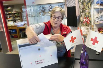 Margit Lysgaard fra Røde Kors i Ikast er ved at gøre klar til julehjælpen anno 2020. Foto: Tom Laursen