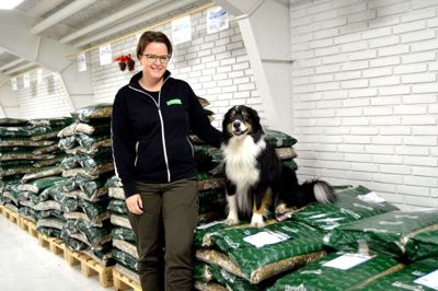Ninna Lauridsen med hunden Timmy, der ofte er med på job hos Miljføder i Ikast. Foto: Laila Kempel