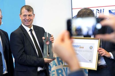 Borgmester i Ikast-Brande, Ib Lauritsen, (V) har adskillige gange stået med det synlige bevis for at være landets mest erhvervsvenlige. Denne gang blev det »kun« til en tredjeplads, som borgmesteren trods alt er ganske tilfreds med. Foto Tom Laursen
