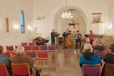 Snuptaw satte gang i stemningen første søndag i advent i Engesvang Kirke. Foto: Privatfoto