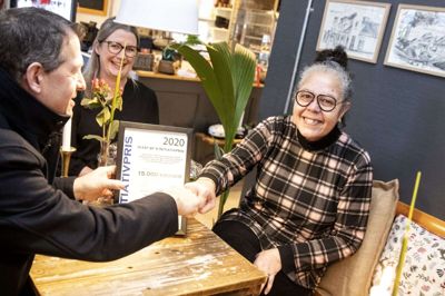 Josephine Wenzel Bilkerdük, indehaver af Jernbanecaféen i Ikast, er modtageren af Ikast By’s Initiativpris 2020. Her ses hun sammen med borgmester Ib Lauritsen (V) og Nordeas Ikast-filialchef, Louise Poulsgaard Hedegaard, der begge er med i priskomitéen. Foto: Tom Laursen