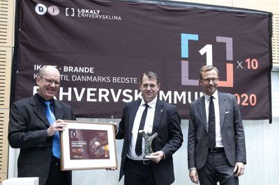 Claus Arberg, formand for DI Midt Vest (t.v.), og Lars Storr-Hansen, erhvervsudviklingsdirektør i DI, stod tirsdag morgen for officielt at tildele Ikast-Brande Kommune prisen som Danmarks mest erhvervsvenlige kommune i 2020. Borgmester Ib Lauritsen (V) modtog prisen på vegne af byrådet og kommunens mange medarbejdere. Foto: Tom Laursen