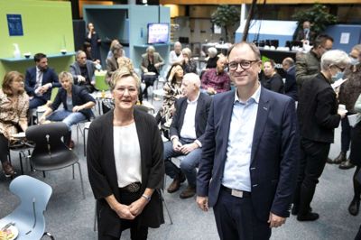 Birthe Sørensen (S), formand for Arbejdsmarkedsudvalget i Ikast-Brande, og Kenneth Mikkelsen, erhvervsdirektør i Erhvervsrådet Herning & Ikast-Brande. Foto: Tom Laursen