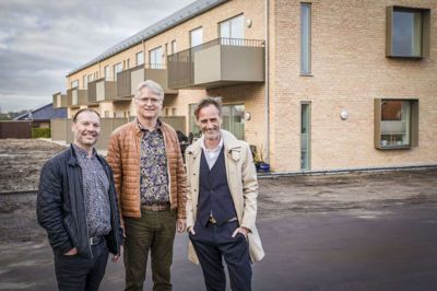 Fra venstre boligprojektmagerne Henrik Sandgaard og Jens Lundgaard, tekstilvirksomheden X-Company i Ikast, flankeret af Søren Merrild Kirkegaard, partner i EDC i Ikast foran de færdig 20 nye lejeboliger i Marienlundsparken. Foto: Privat