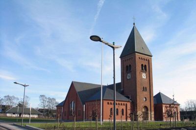 IKAST KIRKE Der bliver fem julegudstjenester i Ikast Kirke. Der skal bestilles - gratis - billetter til hver af gudstjenesterne, og det foregår på Ikast Kirkes hjemmeside, hvor man kan bestille op til syv pladser per familie, indtil kirkepladserne til hver gudstjeneste er fyldt op i henhold til corona-reglerne. Medbring billetten juleaften og få anvist pladser i kirken. Juleaftensdags gudstjenester: 10.00 ved sognepræst Jens Peter Garne 11.15 ved sognepræst Jens Peter Garne 13.00 ved sognepræst Kai Bohsen 14.15 ved provst Poul Erik Knudsen 15.30 ved sognepræst Jens Peter Garne Foto: Kim Kristensen