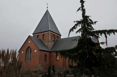 Bording Kirke
I Bording Kirke holdes to juleaftensgudstjenester 24. december. Den første findes sted fra klokken 13.00 til 14.00 og forrettes af præst Morten Meiner. Den næste bliver klokken 16.00 til 17.00, hvor præsten på kirkens hjemmeside er angivet som »emeritus« - det er nemlig endnu ikke afklaret, hvem det bliver.
Det maksimale antal personer pr. gudstjeneste er af hensyn til corona-forhåndsreglerne begrænset til cirka 70, og forhåndstilmelding er derfor nødvendig. Opnår man ikke en plads i Bording Kirke, kan man i Kirkehuset på modsatte side af Klochsvej se gudstjenesterne transmitteret på storskærm. Foto: Henrik Ole Jensen
