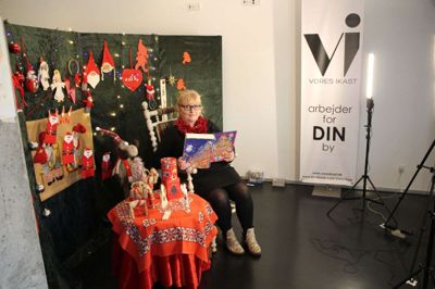 Journalist Laila Kempel fra Mediehuset Ikast-Brande er en af de 24 lokale ikastboer, der har takket ja til hver at læse et kapitel op fra skuespiller Martin Miehe-Renards julehistorie »Agent 00 Nisse - Mysteriet om den forsvunde hue«. Foto: Privatfoto
