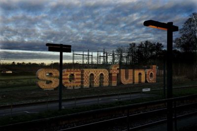 24 meter lang og 3 meter høj er skulpturen »Samfund«, som møder de togrejsende ved ankomsten til Ikast. Den er opført i genbrugsmursten, og mønstrene til bogstaverne er forskellige og henviser til lokal industri. Eksempelvis er mønstret i »f« inspireret af en islandsk sweater med rullekrave. Foto: Henrik Ole Jensen