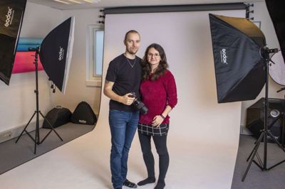 Nanna og Kasper Topp boede indtil 2019 i Aalborg, hvor de levede en travl hverdag som undervisere - og med egen virksomhed inden for spiludvikling og streaming. Men sidste år rykkede de teltpælene op og drog mod Ikast, hvor de nu bor hos Nanna Topps mor. Sammen har de børnene Isla på otte og Adam på fem år. Foto: Privatfoto