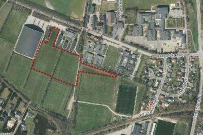 På det markerede område ved Hagelskærvej i Ikast vil SportsCampus Ikast-Brande blandt andet opføre en bygning, som skal bruges af Friskolen Guldminen og FC Midtjylland. Første skridt er at få lavet ændringer i lokalplanen, og det siger politikerne i Ikast-Brande Kommunes Teknik- og Miljøudvalg ja til at igangsætte. Foto: Ikast-Brande Kommune