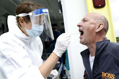 Keld Knudsen fra Brande benyttede sig af muligheden, da den gule testbil kom forbi. Foto: Henrik Ole Jensen