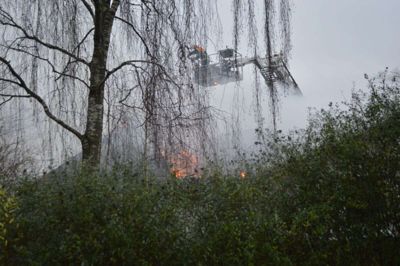 De mange sammenbyggede længer på ejendommen på Damholtvej, gør det vanskeligt at tæmme flammerne, der løber i tagkonstruktionen. Der bruges blandt andet flere stigevogne, så slukningsarbejdet blandt andet udføres fra højden. Foto: Laila Kempel