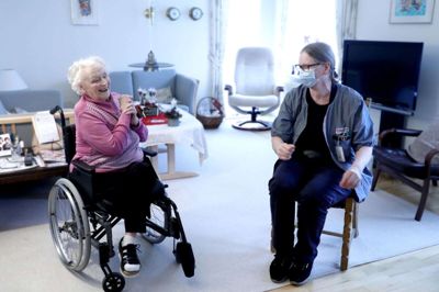 Træningen giver Gerda Roswall sved på panden - men en dejlig træthed til kroppen, siger den 89-årige Ikastbo. Hun glæder sig over, at hun kan lave øvelserne hjemme og i fællesskab med Birthe Nielsen, SOSU-hjælper i Ikast-Brande Kommune. Foto: Henrik Ole Jensen