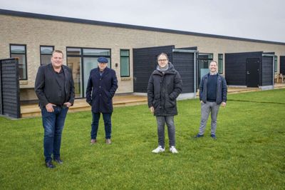 De tre sidste boliger i HIHs ejendomsprojekt er netop overdraget til selskabet fra Klimahuse. På billedet ses den daglige leder af boligerne Per Videbæk, salgs- og eventansvarlig i Herning-Ikast Håndbold. Investor og næstformand i HIHs bestyrelse Bo Jensen og fra EDC Ikast, Michael O. Sørensen og Søren Kirkegaard. Foto: Privat