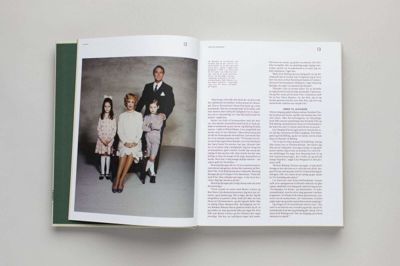 Den enorme bog er spækket med billeder, interview, tabeller og en omfattende dokumentation.