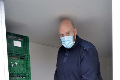 Søren Ross har mange ideer og har taget mange kreative tiltag, mens coronapandemien har udfordret hans forretning. Senest har han lavet og solgt et helt ton småkagedej, som kunderne har købt i frossen tilstand, så de kan komme hjem til køkkenbordet og gøre det til en familieaktivitet og en del af juleforberedelserne at lave kagerne. Foto: Laila Kempel