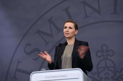 Den delvise nedlukning af Danmark fortsætter frem til 17. januar, fortalte statsminister Mette Frederiksen tirsdag aften på et pressemøde i Spejlsalen i Statsministeriet. Philip Davali/Ritzau Scanpix
