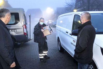 Nytårstågen hang tungt i luften, da den hvide varebil fra Region Midt trillede ind i gården på Rolighedsparken. Kommunaldirektør Flemming Storgaard og udvalgsformand Frank Heidemann (S) så spændt til, da chauffør Kristian Toft løftede de små papkasser med vaccinen ud af kølebilen. Foto: Tom Laursen