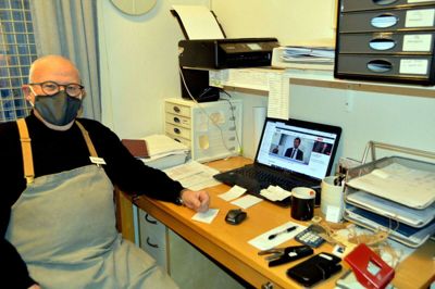 Voxpop 1sp.Navn:Hartmuth Wehmeier
Voxpop 1sp.By:indehaver af Vin og Gavehuset i Ikast
Voxpop.Brødtekst:Hvis myndighederne siger det, så er det jo sådan det er. Vi er allerede meget opmærksomme, men kommer til at revidere på antallet af mennesker i butikken. Nu må der kun være fem herinde af gangen, hvis vi skal overholde afstandskravet. Januar er en af de stille måneder, men det er virkelig stille, så jeg tror ikke det bliver problematisk for os. Men vi savner godt nok, at vores kolleger også kan holde åben.